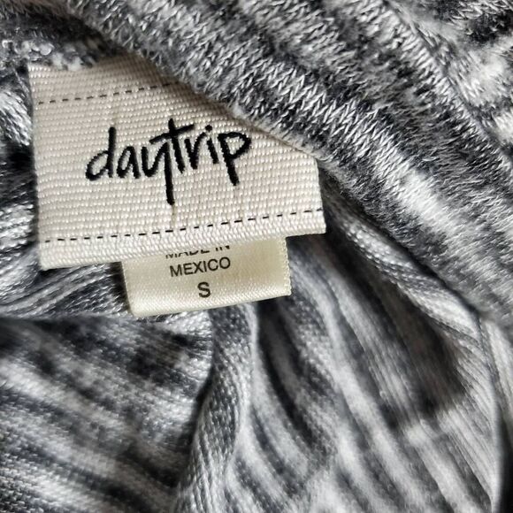 Daytrip Women’s Striped Open Front Cocoon Cardigan Sweater Size S Gray White - Picture 4 of 6